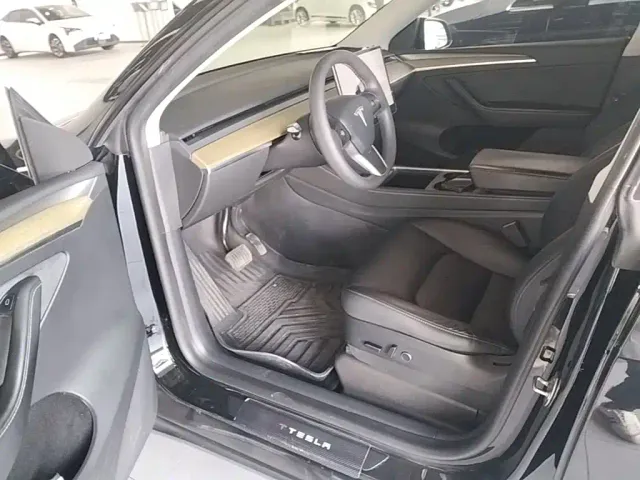 Tesla Model Y — Фото автомобиля 15