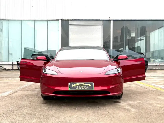 Tesla Model 3 — Фото автомобиля 16