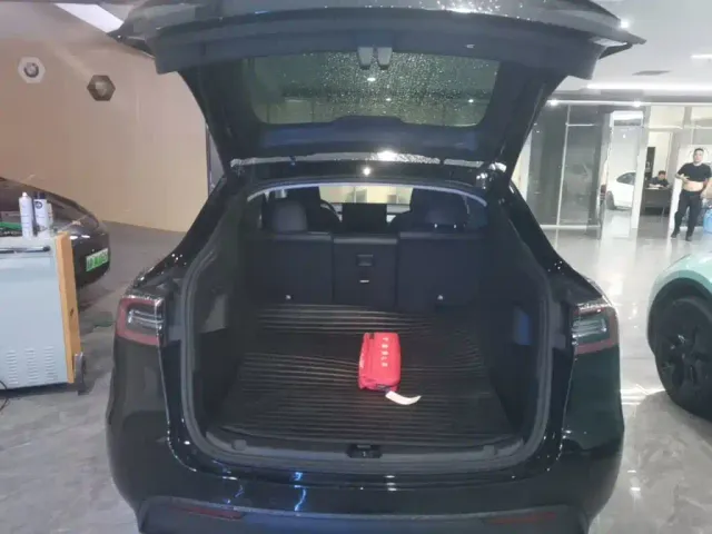 Tesla Model Y — Фото автомобиля 14
