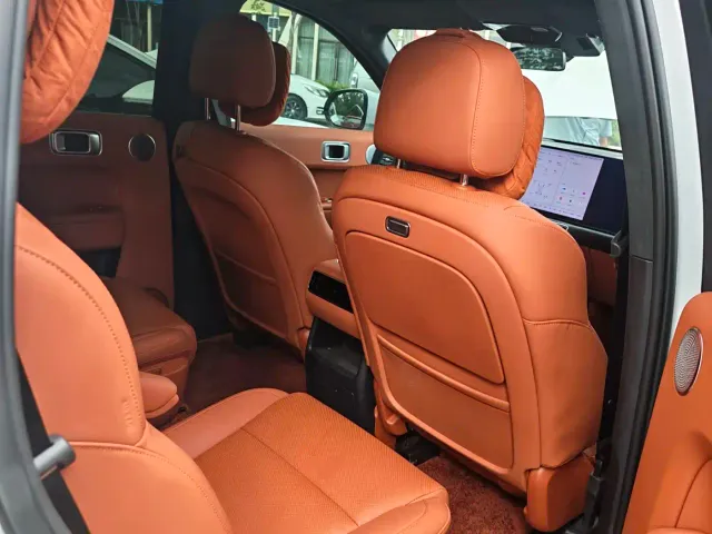 Li Auto L8 — Фото автомобиля 4