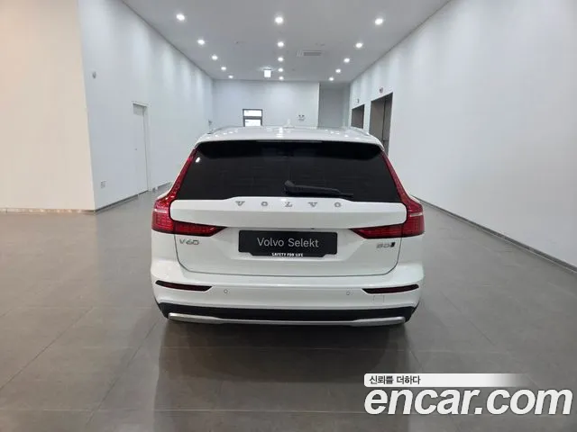 Volvo V60 Cross Country 2nd Gen — Фото автомобиля 4