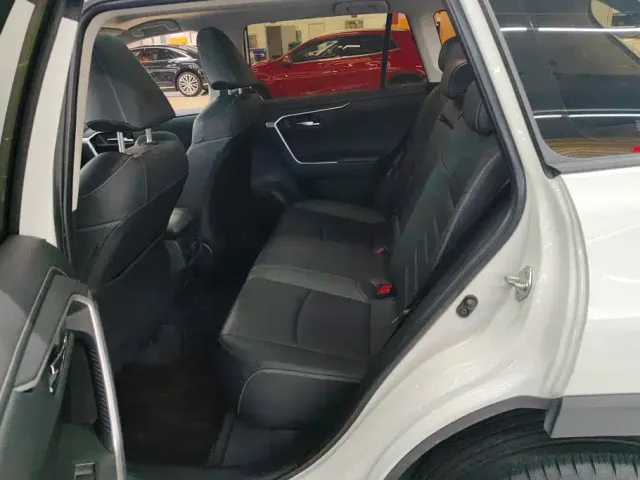 Toyota RAV4 — Фото автомобиля 11