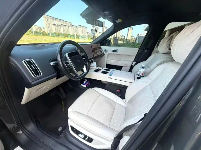 Li Auto L8 — Фото автомобиля 4