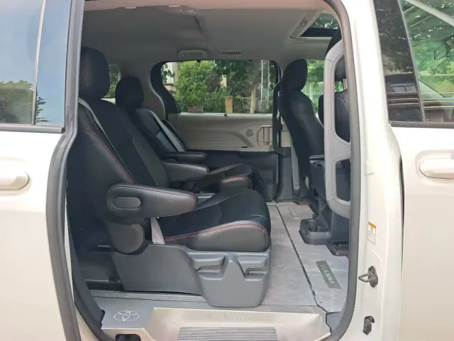 Toyota Sienna — Фото автомобиля 6
