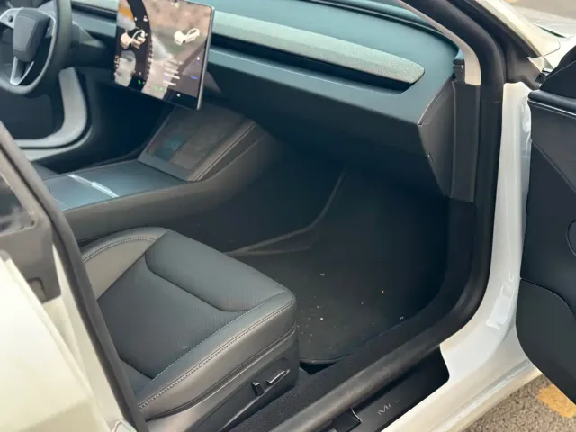 Tesla Model 3 — Фото автомобиля 10