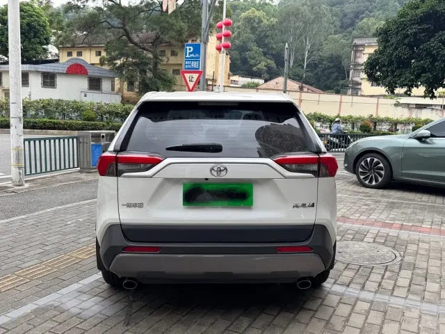Toyota RAV4 — Фото автомобиля 5