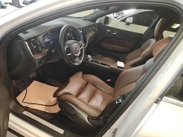Volvo XC60 — Фото автомобиля 14
