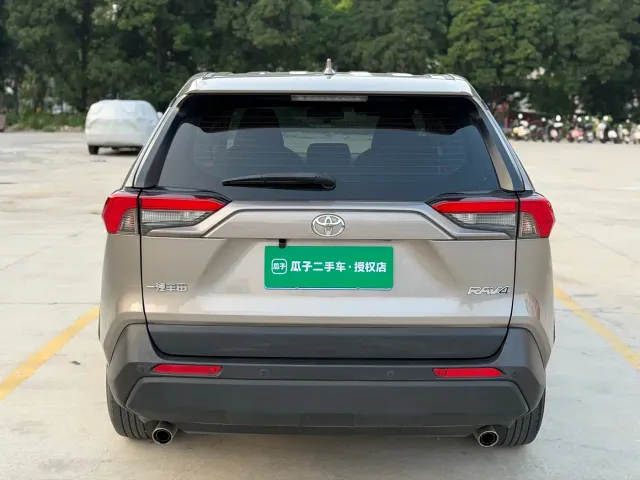 Toyota RAV4 — Фото автомобиля 7