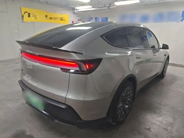Tesla Model Y L — Фото автомобиля 6