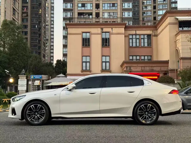 BMW 5 Series — Фото автомобиля 16