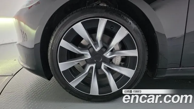 Tesla Model 3 — Фото автомобиля 5