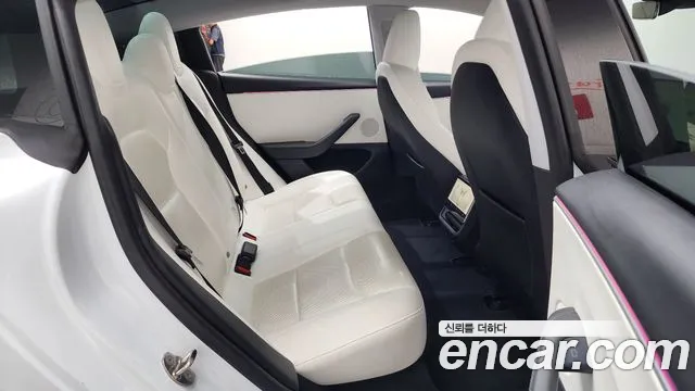 Tesla Model 3 — Фото автомобиля 12