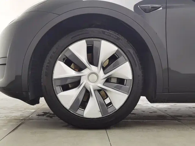 Tesla Model Y — Фото автомобиля 17