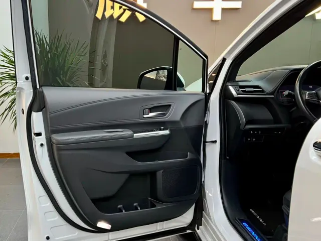 Toyota Sienna — Фото автомобиля 4