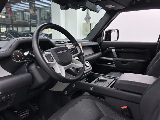 Land Rover Defender — Фото автомобиля 30