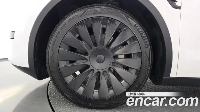 Tesla Model Y — Фото автомобиля 5