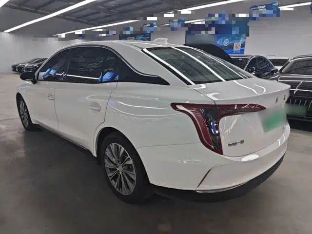 Hongqi E-QM5 — Фото автомобиля 4