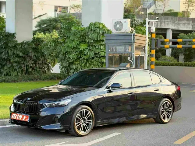 BMW 5 Series — Фото автомобиля 9