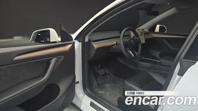 Tesla Model Y — Фото автомобиля 10