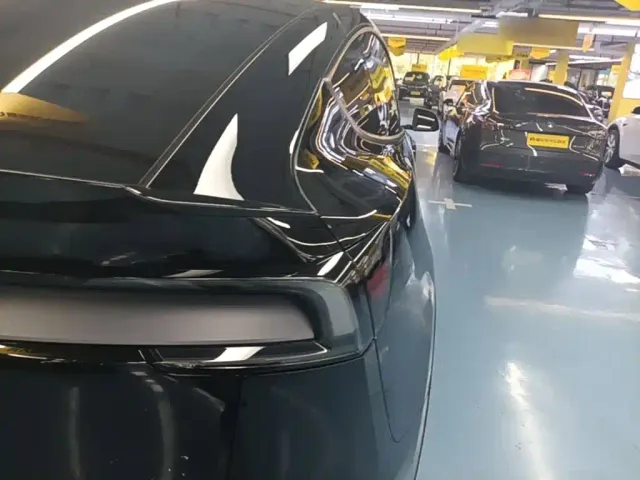 Tesla Model Y L — Фото автомобиля 7