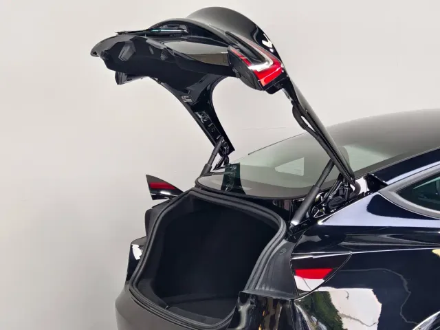 Tesla Model 3 — Фото автомобиля 19