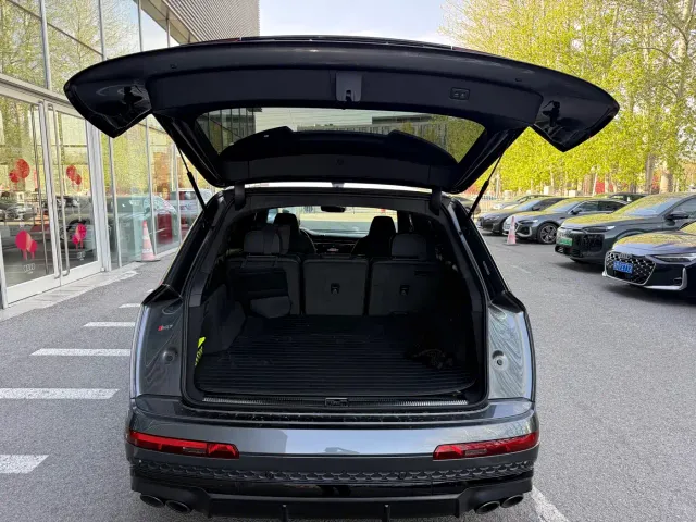 Audi SQ7 — Фото автомобиля 15