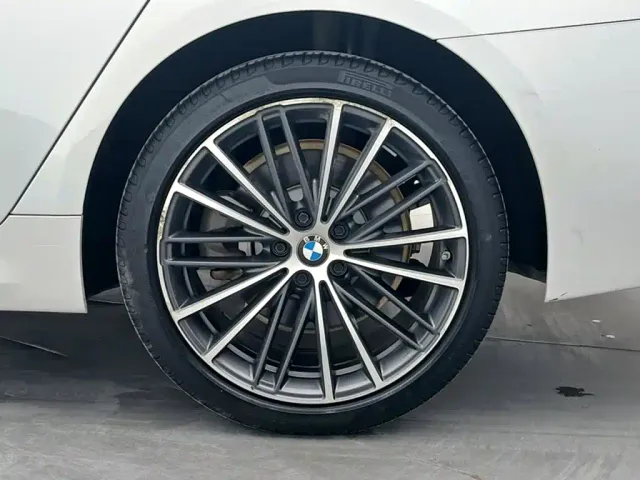 BMW 5 Series — Фото автомобиля 12