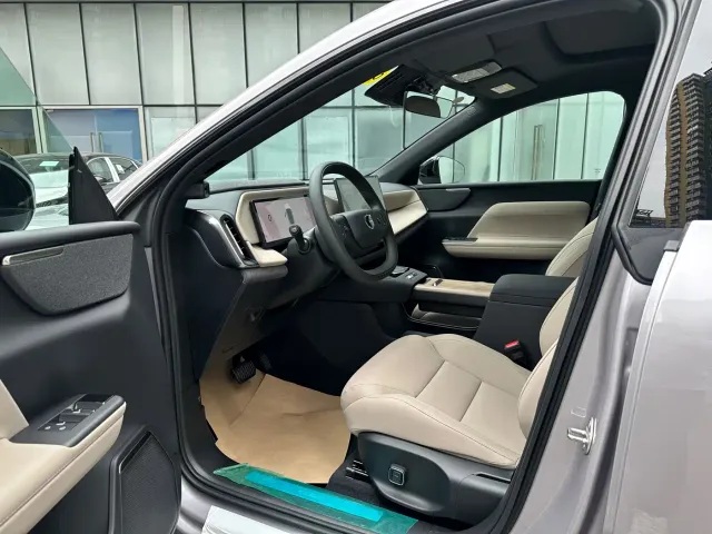 Volvo XC70 Plug-in Hybrid — Фото автомобиля 8