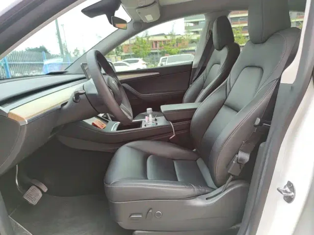 Tesla Model Y — Фото автомобиля 14