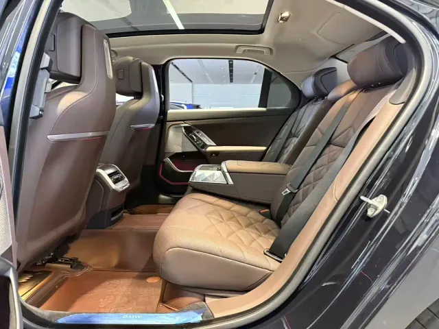 BMW 7 Series — Фото автомобиля 10