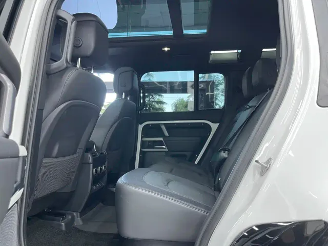Land Rover Defender — Фото автомобиля 15