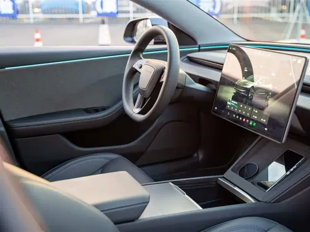 Tesla Model 3 — Фото автомобиля 13