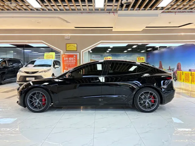 Tesla Model 3 — Фото автомобиля 2