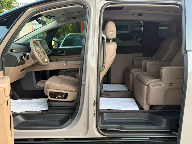 Li Auto MEGA — Фото автомобиля 12