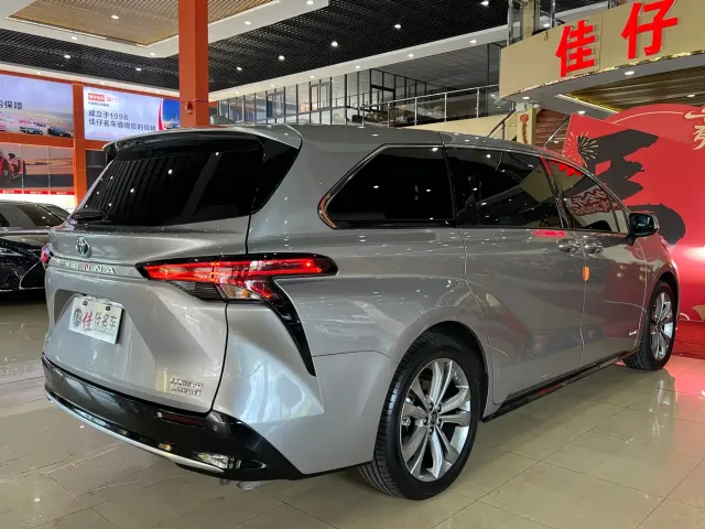 Toyota Sienna — Фото автомобиля 6