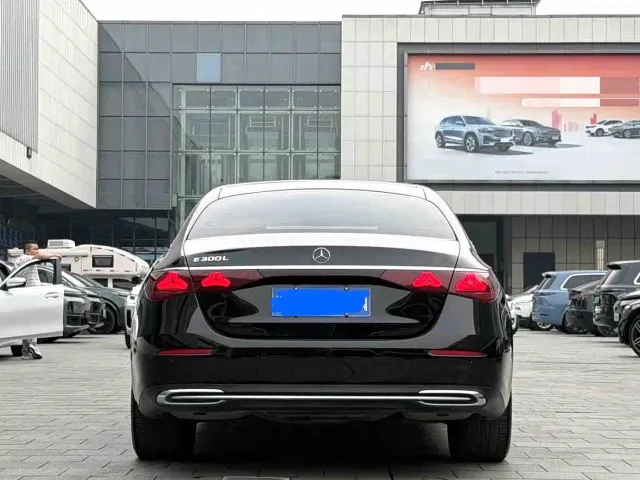 Mercedes-Benz E-Class — Фото автомобиля 8