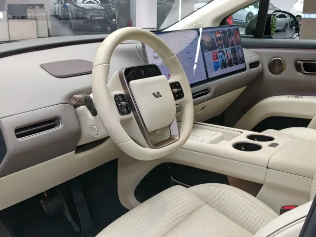 Li Auto i8 — Фото автомобиля 9