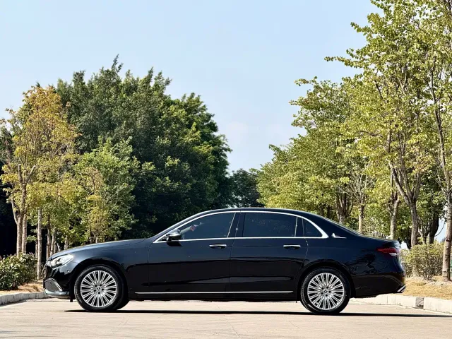 Mercedes-Benz E-Class — Фото автомобиля 3