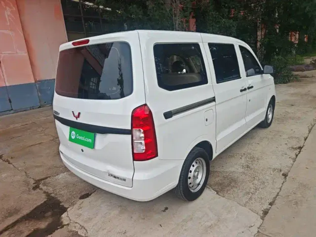 Wuling Hongguang V — Фото автомобиля 4