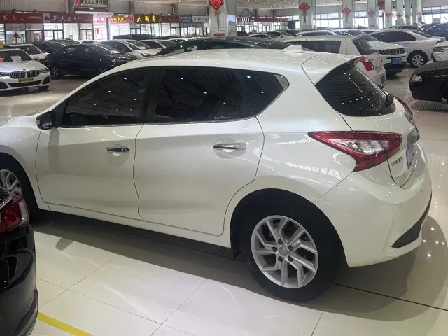 Nissan Tiida — Фото автомобиля 12