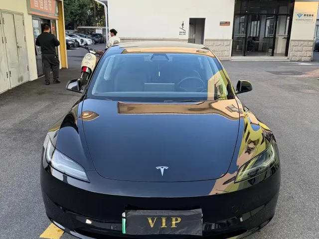 Фотография автомобиля — Tesla Model 3