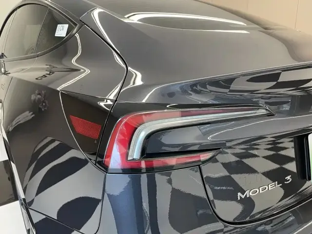 Tesla Model 3 — Фото автомобиля 10