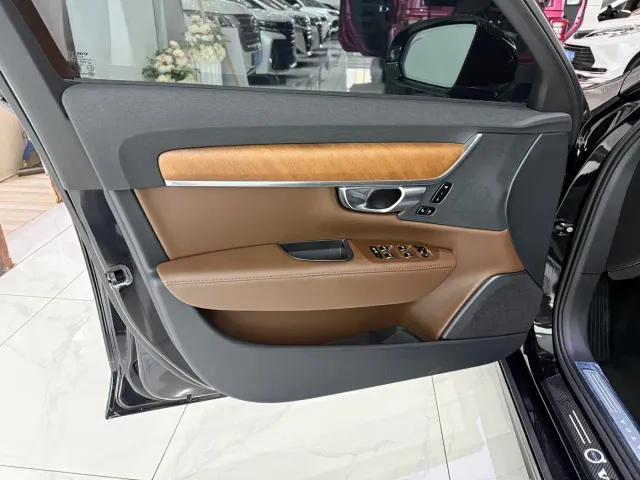 Volvo S90 — Фото автомобиля 4