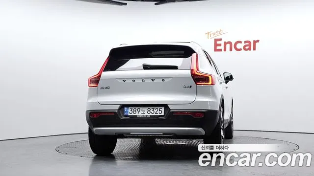 Volvo XC40 — Фото автомобиля 4