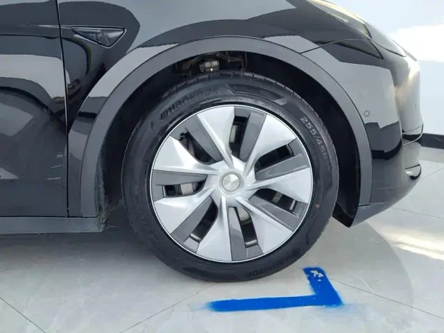 Tesla Model Y — Фото автомобиля 6