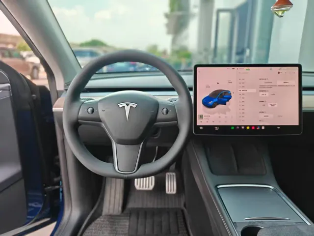Tesla Model Y — Фото автомобиля 12