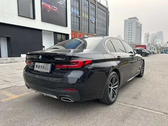 BMW 5 Series — Фото автомобиля 5