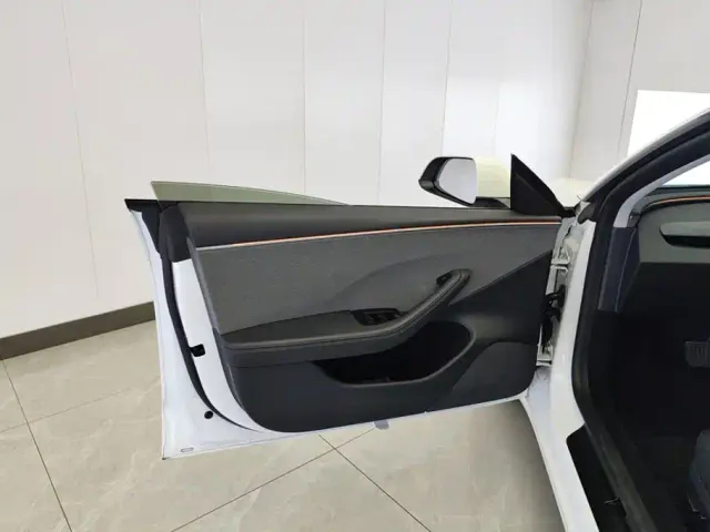 Tesla Model 3 — Фото автомобиля 7