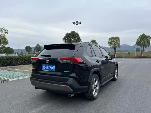 Toyota RAV4 — Фото автомобиля 5