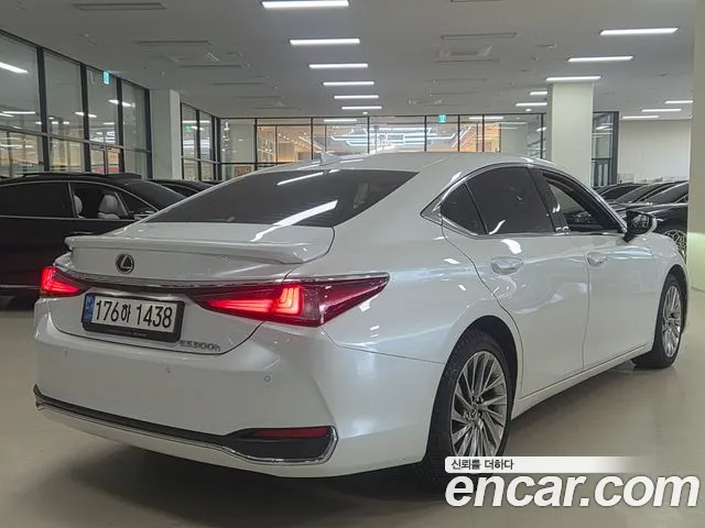 Lexus ES Generation 7 — Фото автомобиля 4